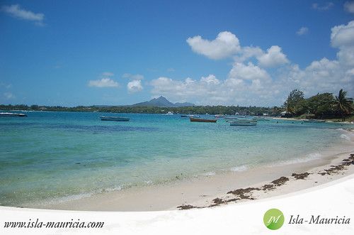 Ile aux Cerfs turquoise lagoon